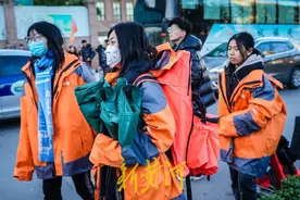 2025年艺考开考，考生们整装赴考，同场绘梦图片