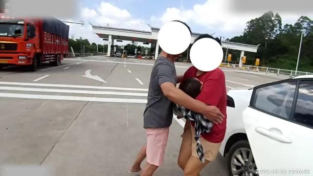 男童突发晕厥 交警铁骑开道送医