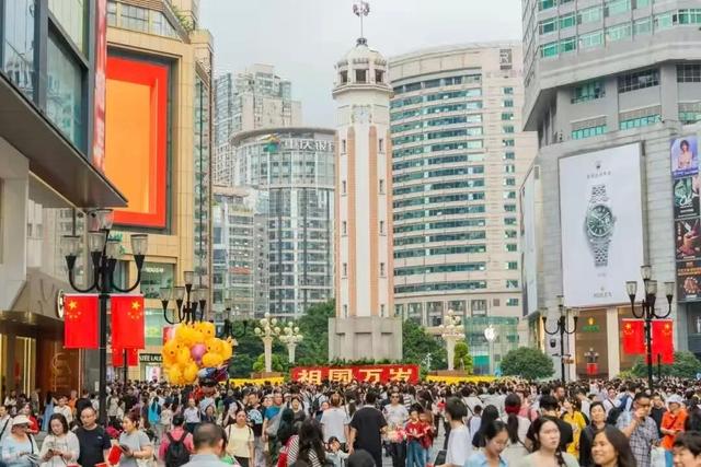 “告诉王维，西出阳关全是人！” 你们最爱看的“人从众”名场面来了！