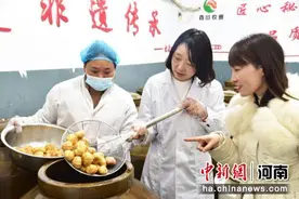 河南杞县：巧媳妇“蒜”出致富路图片