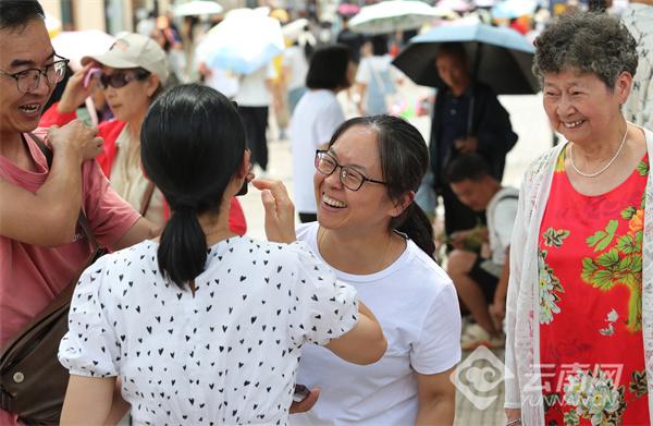 盛夏入伏时节 清凉春城引客来