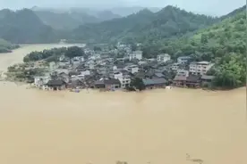榕江村民自发为救援队做饭:拿出家中白菜辣椒，一天能做上千份图片