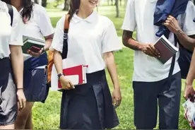 近60年没穿过校服，有学生穿超短裙、露脐装上学，法国将大力推行政策让校服“重返校园”图片