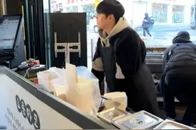韩国男团解散后，成员被曝在街头摆摊？网友震惊了图片