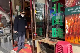 城市养鸡不可取  城管上门来处理图片