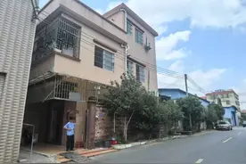 八旬老人与已故儿子女友结婚，其女儿拿斧头怒砸家门！新婚妻子正面回应图片