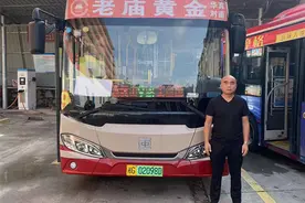 真暖！他拾金不昧，巨额现金悉数归还图片