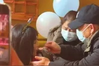 如愿团圆跨越32年的拥抱丨女孩生日当天回邵东团圆，和父母互喂生日蛋糕图片