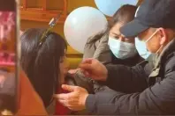 如愿团圆跨越32年的拥抱丨女孩生日当天回邵东团圆，和父母互喂生日蛋糕图片
