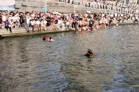 天津狮子林桥跳水火了，蓝天救援队称已救起多人！两班倒值守图片