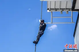 “巾帼须眉”齐上阵 直击上海特警“特战精英挑战赛”图片