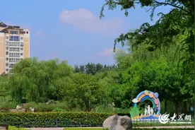 海报组图｜雨后的淄博人民公园，棉花糖云朵与公园景色同框美极了！图片
