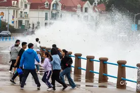 注意安全！海浪冲上澳门路堤坝图片