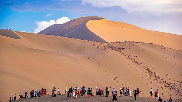 敦煌鸣沙山月牙泉景区秋季旅游热度不减