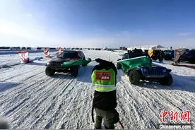 内蒙古达里湖上演车王争霸 数百辆越野车冰面画“龍”图片