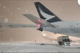 国泰航空回应客机与大韩航空客机在日本擦碰：事发时停在泊位图片