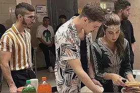 19国在沧留学生“美食大会”显身手图片