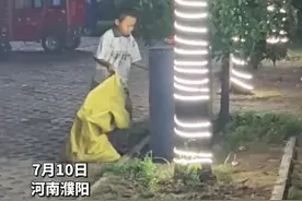 13岁尿毒症男孩深夜捡废品，父亲去世母亲离家，他和大爷在医院相依为命，网友：太心疼了图片