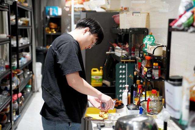 深夜直播间，年轻人的造梦场，主播光环下，厨师、跟播们都在忙什么