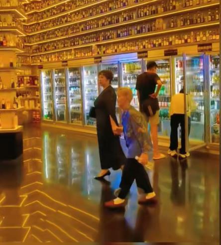 湖北孝感姐妹俩带着85岁母亲自驾游，老人已到南京还要去上海，女儿：去哪全凭母亲决定
