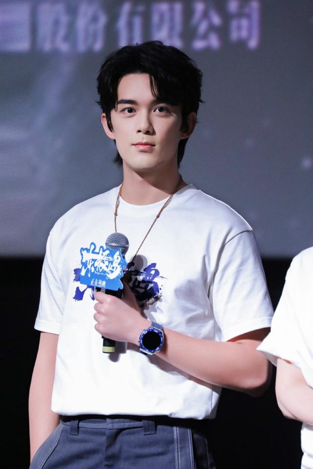 朱一龙吴磊现身上海影城