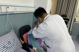 七旬爹爹一动就头晕，原是患上耳石症图片