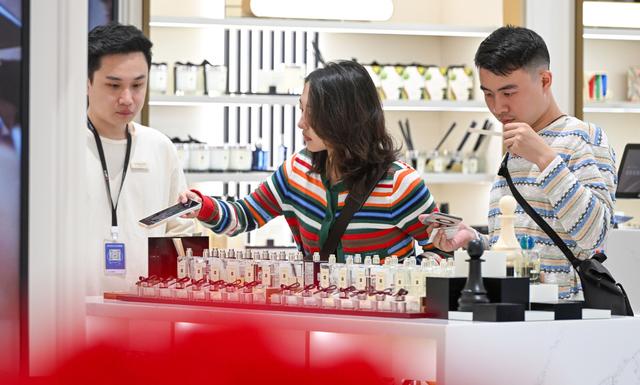 【中国那些事儿】外媒：中国冬季游“热力全开” 元旦假期旅游消费南北两旺