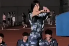 飒气十足！军训休息期间，女生为同学们表演武术图片