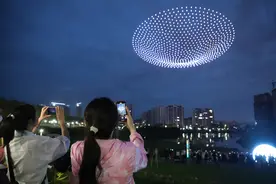 2000架无人机点亮夜空！贵阳抢滩低空经济新赛道图片