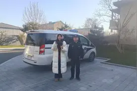 “双争”进行时丨北戴河新区：游客相机遗失！民警迅速帮助找回图片