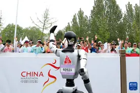 2025北京亦庄半程马拉松暨人形机器人半程马拉松开跑图片