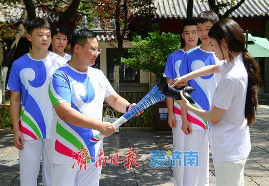2025济南国际泉水节“泉炬”传递活动完美收官