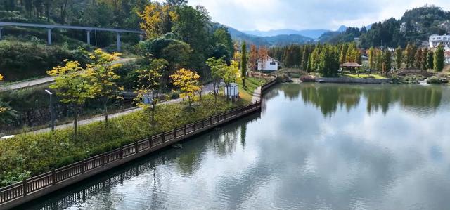 西冲玉带景区:徽派建筑与斑斓秋色的诗意交响