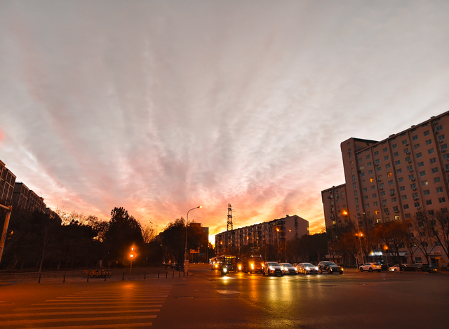 朝色漫染，天空披彩，北京的晨光太治愈了！