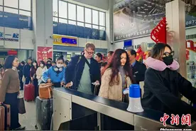 云南河口：越南游客春节乘动车游云南热度高图片