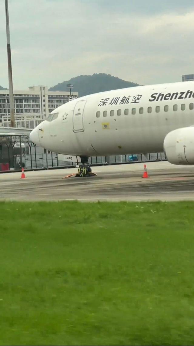 深圳机场飞机被“五花大绑”防台风