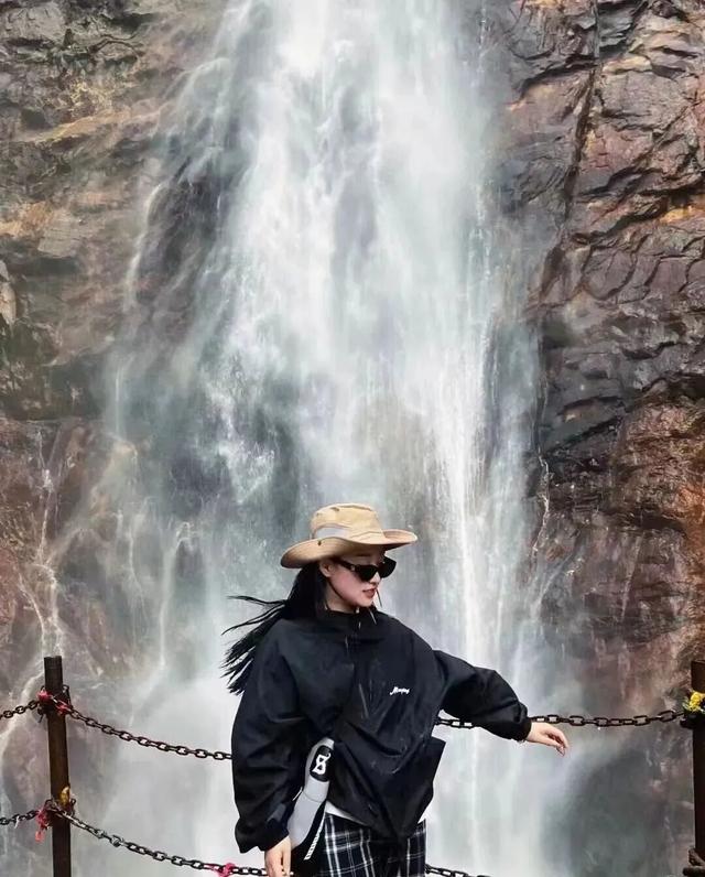 冉冉秋光色，今日又重阳！快用一场登高赏景晒一晒潮湿的心情~