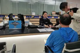 五一假期这个“户政窗口”为返乡群众延时服务图片