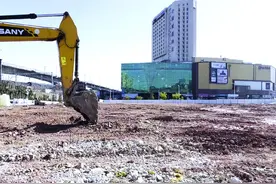 南京鼓楼一工地渣土回填被指扬尘污染图片