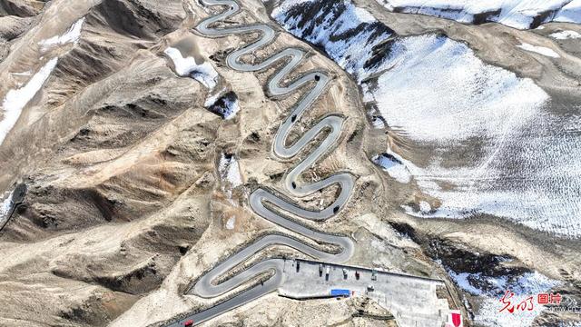 盘龙古道如巨龙盘卧山间
