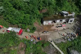 贵州大方山体滑坡救援现场：重型装备已进入，全力搜救被困人员图片