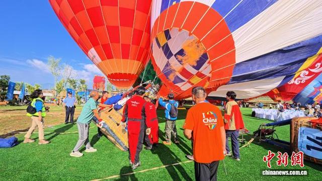 成都金堂：热气球“逃离”地平线 打造文旅立体风景线