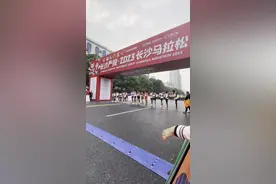 “万类霜天竞自由！”刚刚，长马开跑！图片