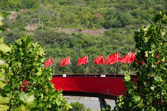 安阳林州：红旗渠上红旗飘扬！祝福伟大祖国！