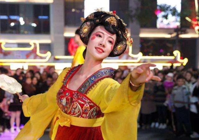 西安“不倒翁小姐姐”正式复出