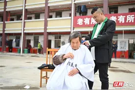 【每日一图@湖南】理发+摄影，他们的义举让敬老院里的老人们心暖了图片