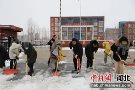廊坊四中组织志愿者积极除雪清障 保出行畅通图片