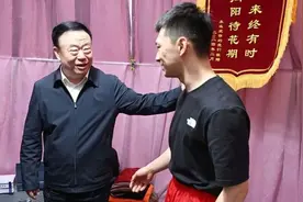 市委书记看望“雪饼猴”图片