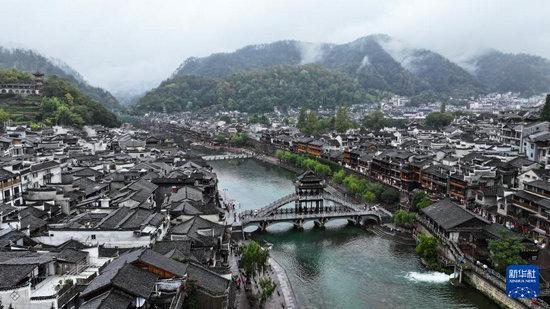 湖南凤凰：特色旅拍丰富旅游体验