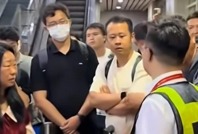 航班因天气原因备降，有乘客下跪求解决，海航：为当晚必须返京的36名旅客包车连夜送达